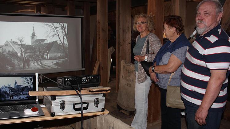 Günter Weinkauf zeigt historische Fotos von Lonnerstadt Foto: Evi Seeger