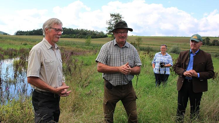 Michael Groß, Initiator und engagierter Betreuer des Wiesenbrüter-Projekts mit Helmut Sieghörtner und Bezirksrat und Landrat aus Rhön-Grabfeld Thomas Habermann. Im Hintergrund Elisabeth Groß