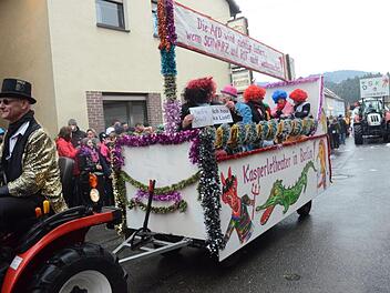 Fast tausend Teilnehmer mit Gruppen und Motivwagen waren in Rothenkirchen dabei - hier wurde das "Berliner Kasperletheater" auf die Schippe genommen.Karl-Heinz Hofmann