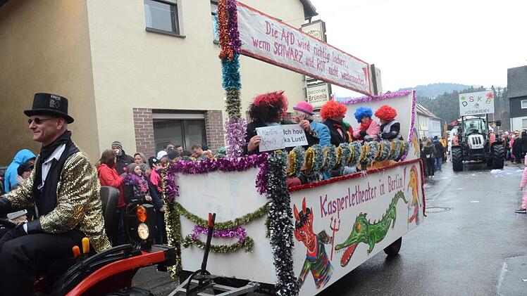 Fast tausend Teilnehmer mit Gruppen und Motivwagen waren in Rothenkirchen dabei - hier wurde das "Berliner Kasperletheater" auf die Schippe genommen.Karl-Heinz Hofmann