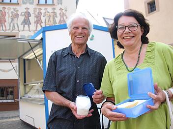 K&auml;se kommt bei Richard Fix und Jutta Wittmann nicht in die T&uuml;te - sondern in die Tupperdose. Foto: Benedikt Borst