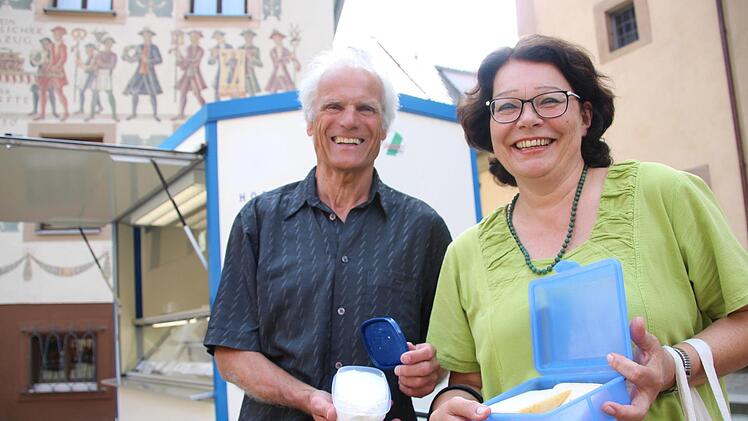 K&auml;se kommt bei Richard Fix und Jutta Wittmann nicht in die T&uuml;te - sondern in die Tupperdose. Foto: Benedikt Borst