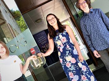 Die Traumnote von 1,0 konnten sich (von links) Sarah Oberkofler, Jule Spindler und Georg Stumpf am Beginn ihrer Schulzeit am CVG nicht vorstellen.  Foto: Werner Reißaus