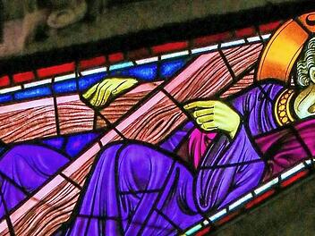 Das Andreaskreuz besteht aus zwei schr&auml;g gestellten Balken. Der Apostel soll an einem solchen Kreuz wegen seines christlichen Glaubens den M&auml;rtyrertod erlitten haben. Ihm ist der letzte Tag im November geweiht.  Fotos: Alexander Grahl