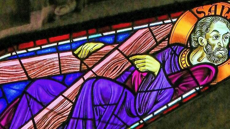 Das Andreaskreuz besteht aus zwei schräg gestellten Balken. Der Apostel soll an einem solchen Kreuz wegen seines christlichen Glaubens den Märtyrertod erlitten haben. Ihm ist der letzte Tag im November geweiht.  Fotos: Alexander Grahl