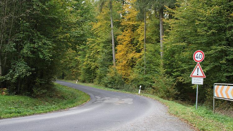 Die Ortsverbindungsstraße Schlimpfhof - Poppenroth ist in einem schlechten Zustand. Die Oberthulbaer Marktgemeinde sucht gemeinsam mit der Stadt Bad Kissingen nach einer Lösung. Foto: Hilmar Ruppert