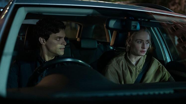 DCI Rhys Covac (Jacob Fortune-Lloyd) erhofft sich von Zara (Sophie Turner) n&uuml;tzliche Informationen.