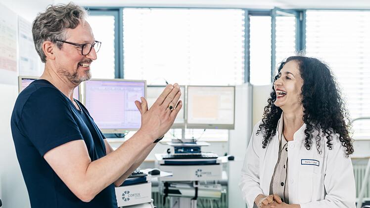 Eckart von Hirschhausen unterh&auml;lt sich mit der Medizinprofessorin Yurdag&uuml;l Zopf dar&uuml;ber, wie wichtig die Faktoren "Bewegung, Ern&auml;hrung und Stress" f&uuml;r die Darmgesundheit sind.