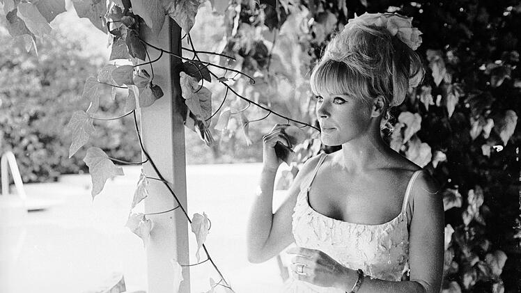 Elke Sommer auf ihrem Anwesen in Beverly Hills. 1964 zog sie nach Los Angeles - dem Jahr ihres Golden-Globe-Triumphs.