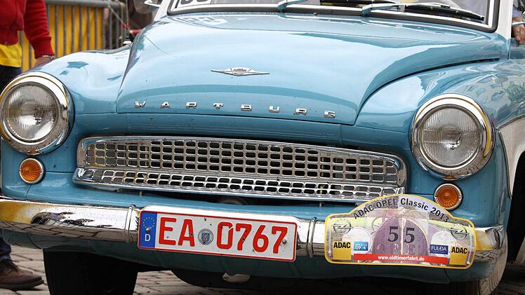 Eine Wartburg Limousine von 1958, am Steuer der frühere Oberbürgermeister von Eisenach Matthias Doht