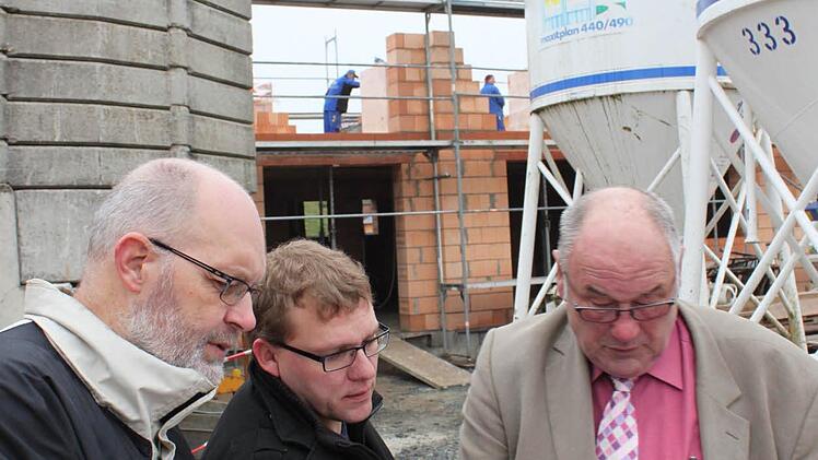 Von links: Ingenieur Michael Schneider, Ronny Thater von der Gemeinde und Bürgermeister Dieter Adam (FW)