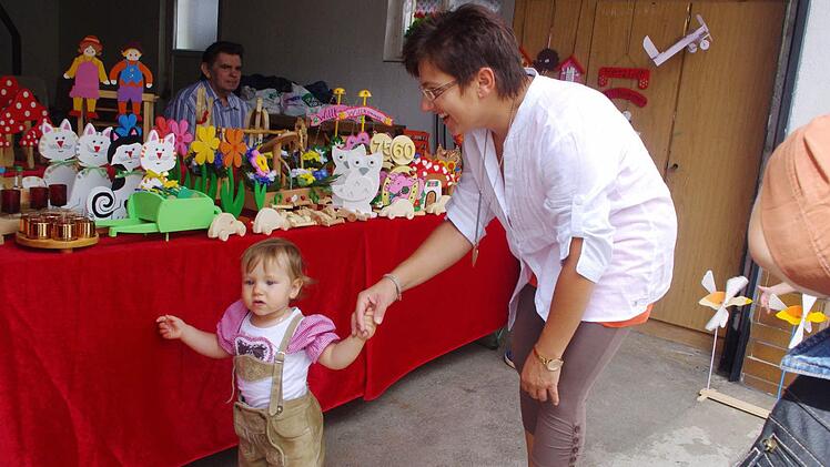 Auch der kleinen Magdalena gefallen die "Schätze" von Peter Löffler. Foto: Heike Schülein