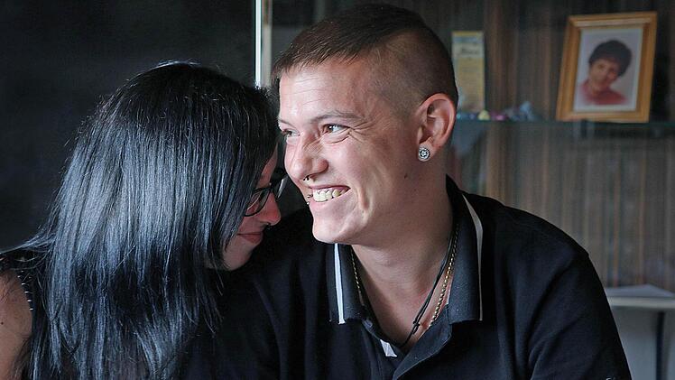 Wollen nächstes Jahr heiraten: Rene Körner (rechts) und seine Freundin Angelina Foto: Barbara Herbst