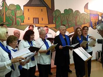 Der Gesangverein "Cäcilia" Hohenberg mit Dirigent Bernhard Kraus beim Weinfest. Foto: Jörg Schmidt