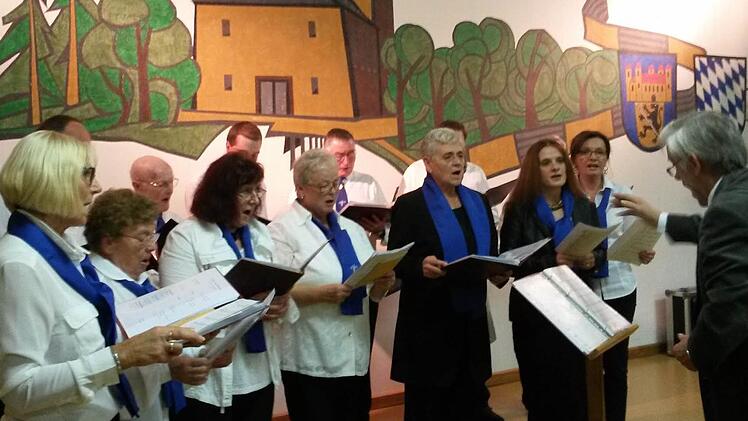 Der Gesangverein "Cäcilia" Hohenberg mit Dirigent Bernhard Kraus beim Weinfest. Foto: Jörg Schmidt