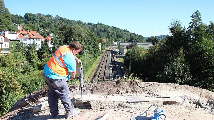 Die auf dem Gewölbe arbeitenden Männer sind angeseilt.  Foto: Friedwald Schedel