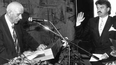 Kreistagssenior Emil Kastner vereidigt 1996 den neuen Landrat. Foto: BR-Archiv
