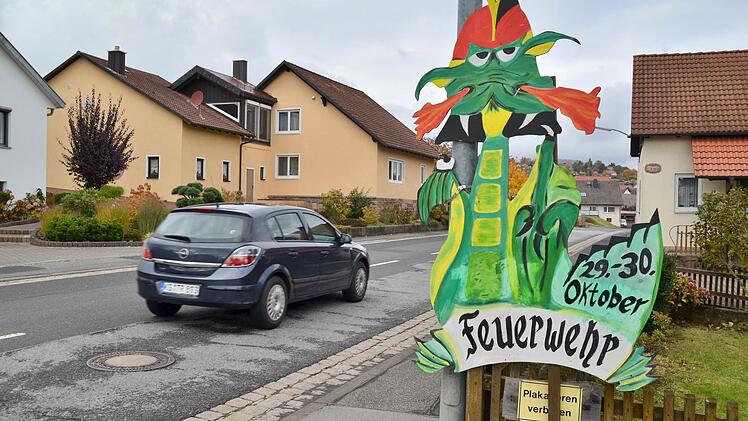 Wer aus Richtung Burkardroth nach Stangenroth fährt, wird seit einiger Zeit von diesem grünen, Feuer schnaubenden Drachen begrüßt. Er ist Bote des bevorstehenden Feuerwehrfestes. Foto: Kathrin Kupka-Hahn