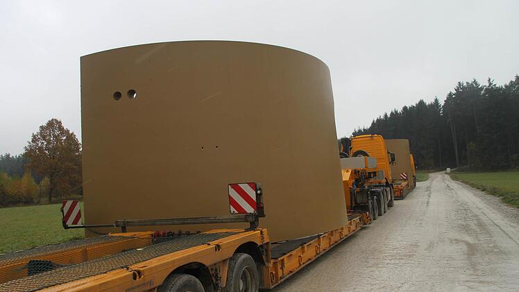 Schwertransporter bringen die Windrad-Bauteile.
