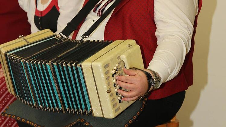 Ein wahrer Meister auf der Konzertina ist Helmut Spörl aus Geroldsgrün. Ruhig und gelassen spielte er seine Liedstücke. Foto: Michael Stelzner
