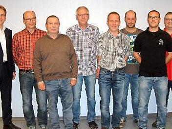 Ehrungen beim TTC Au (von links): Bürgermeister Bernd Rebhan, Reiner Fischer (40 Jahre Vereinstreue), Elmar Meusgeier, Harry Karl, Holger Koch, Andreas Bauer (alle 25 Jahre), stellvertretender Vorsitzender Christian Wagner und Vorsitzender Thomas Feick  Foto: Hans Franz