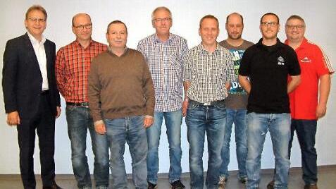 Ehrungen beim TTC Au (von links): Bürgermeister Bernd Rebhan, Reiner Fischer (40 Jahre Vereinstreue), Elmar Meusgeier, Harry Karl, Holger Koch, Andreas Bauer (alle 25 Jahre), stellvertretender Vorsitzender Christian Wagner und Vorsitzender Thomas Feick  Foto: Hans Franz