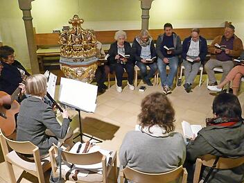 Gemeinsames Singen mit Musikbegleitung in der Muggendorfer Laurentiuskirche Foto: Paul Pöhlmann