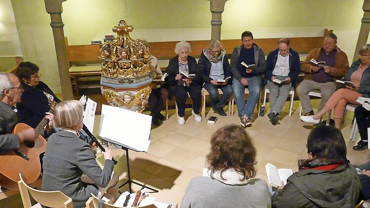 Gemeinsames Singen mit Musikbegleitung in der Muggendorfer Laurentiuskirche Foto: Paul Pöhlmann