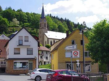 Zwei Häuser sollen Weichen (das gelbe Gebäude und das weiße daneben im Hintergrund), um den Marktplatz aufzuwerten.Marco Meißner