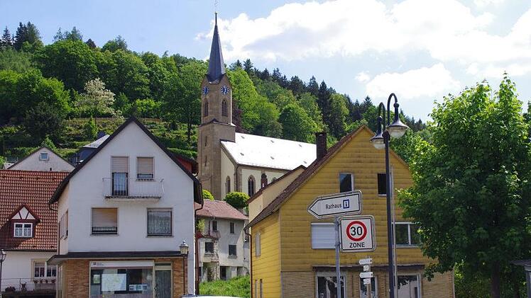 Zwei Häuser sollen Weichen (das gelbe Gebäude und das weiße daneben im Hintergrund), um den Marktplatz aufzuwerten.Marco Meißner