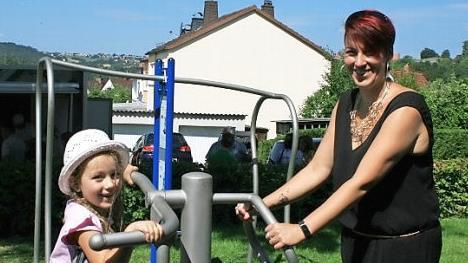 Sophie und Nadine Scherbel freuen sich über die neue Möglichkeit zum Spielen. Fotos: Maria Löffler