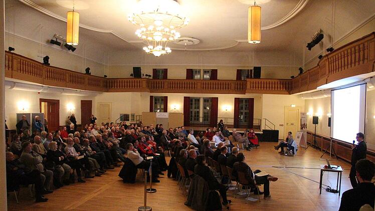 Bei einem "Lokalforum" im Redoutensaal in Erlangen diskutierten Bürger mit Vertretern des Zweckverbands Stadt-Umland-Bahn (StUB) über Varianten der Regnitzquerung. Foto: Christian Bauriedel