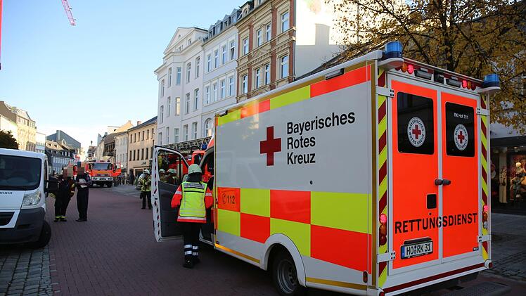 Am Montag gab es einen Gro&szlig;einsatz in Hof: Ein toter Mann war auf einem Dach gefunden worden. Foto: NEWS5 / Fricke