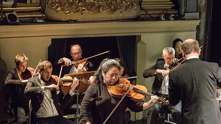 Als Solistin beeindruckte die Bratschistin Zhuo Lu beim Sinfonie des Landestheaters unter der Leitung von Roland Kluttig.Foto: Jochen Berger