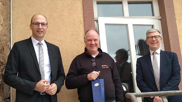 Georg Alberts (Bad Kissingen)  Leistungen wurden bei seiner Verabschiedung von der VR-Bank Bad Kissingen gewürdigt: (von links)  Vorstandssprecher Rainer Geis, Georg Albert und Vorstand Jürgen Klubertanz. Foto:  Roland Schmitt