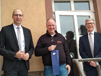 Georg Alberts (Bad Kissingen)  Leistungen wurden bei seiner Verabschiedung von der VR-Bank Bad Kissingen gewürdigt: (von links)  Vorstandssprecher Rainer Geis, Georg Albert und Vorstand Jürgen Klubertanz. Foto:  Roland Schmitt