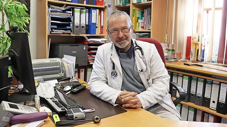 Dr. Ullrich Zuber in seiner Praxis in Kaltenbrunn.