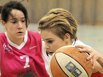 Mut wird belohnt: An der Freiwurflinie sicherte Courtney Curtis (rechts, mit der Regensburgerin Yasmin Pflieger den knappen Erfolg der SG Oerlenbach/Ebenhausen. Foto: Hopf