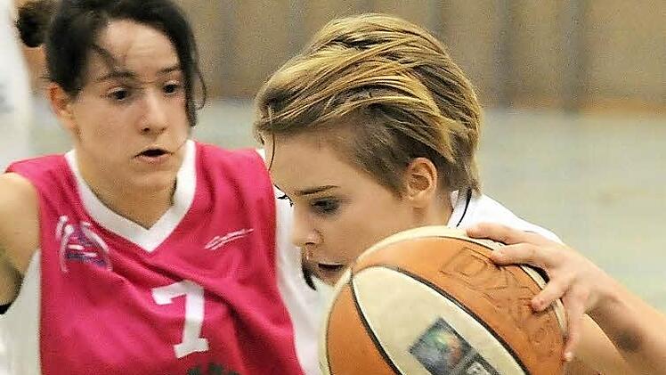 Mut wird belohnt: An der Freiwurflinie sicherte Courtney Curtis (rechts, mit der Regensburgerin Yasmin Pflieger den knappen Erfolg der SG Oerlenbach/Ebenhausen. Foto: Hopf