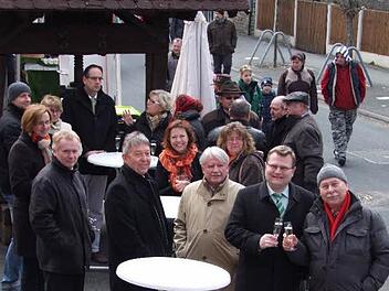 Bei der Eröffnung des Frühlingsmarktes rückten der Vorsitzende der Wiesentheider Wirtschaft- und Kulturvereins Wolfgang Dehmer, Bürgermeister Werner Knaier und die geladenen Gäste etwas näher zusammen und trotzten so dem kalten Wind, der um die Stände in der Schönbornstraße pfiff.Fotos: Sabine Berthold