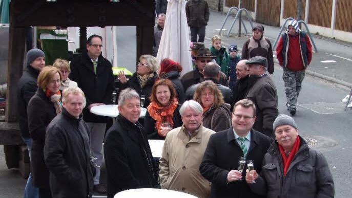 Bei der Eröffnung des Frühlingsmarktes rückten der Vorsitzende der Wiesentheider Wirtschaft- und Kulturvereins Wolfgang Dehmer, Bürgermeister Werner Knaier und die geladenen Gäste etwas näher zusammen und trotzten so dem kalten Wind, der um die Stände in der Schönbornstraße pfiff.Fotos: Sabine Berthold