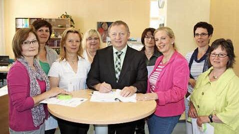 Gruppenbild mit Landrat und Geschäftsführerin Iris Hönig (3. von rechts): sieben Damen wruden Schulbegleiterinnen ausgebildet.