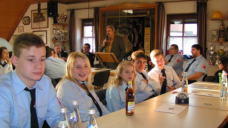 Eine Reihe junger Feuerwehrler