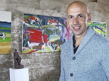 Der Künstler Wolfgang Mages stellte am Tag des offenen Denkmals in der Kulturscheune der Gräfenberger Altstadtfreunde aus, die damit Leben in historische Mauern bringen.  Fotos: Petra Malbrich