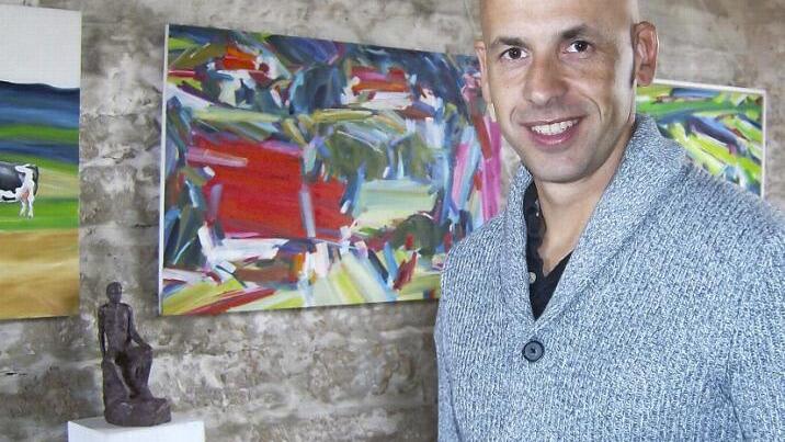 Der Künstler Wolfgang Mages stellte am Tag des offenen Denkmals in der Kulturscheune der Gräfenberger Altstadtfreunde aus, die damit Leben in historische Mauern bringen.  Fotos: Petra Malbrich