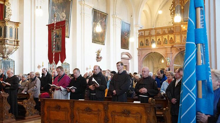 Die Klosterkirche ist bis auf den letzten Platz gefüllt. Franziskaner aus anderen Klöstern nehmen am Gottesdienst teil.