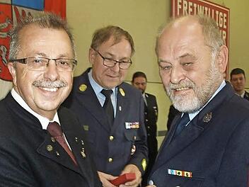 Seit 40 Jahren leistet Walter Vierheilig (rechts) aktiven Feuerwehrdienst, darunter lange Zeit in verantwortlichen Positionen als Kommandant und Vorsitzender. Ihn zeichneten stellvertretender Landrat Emil Müller (links) und Kreisbrandrat Benno Metz (Mitte) aus. Fotos: Stefan Geiger