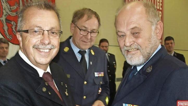 Seit 40 Jahren leistet Walter Vierheilig (rechts) aktiven Feuerwehrdienst, darunter lange Zeit in verantwortlichen Positionen als Kommandant und Vorsitzender. Ihn zeichneten stellvertretender Landrat Emil Müller (links) und Kreisbrandrat Benno Metz (Mitte) aus. Fotos: Stefan Geiger