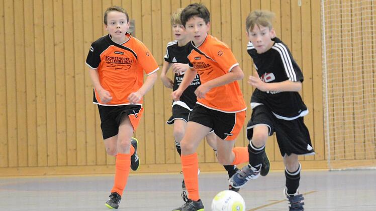 Jäger und Gejagter: Reichenbachs Maximilian Maskihov wird verfolgt von den Wollbachern Paul Hahn (links) und Linus Weißensel. Foto: ssp