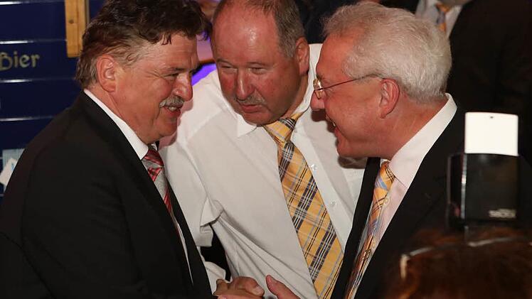 Die Bürgermeister Harald Hübner (rechts) und Alfred Kolenda gratulierten.  Foto: Barbara Herbst